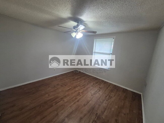 Building Photo - 605 Amhurst Dr