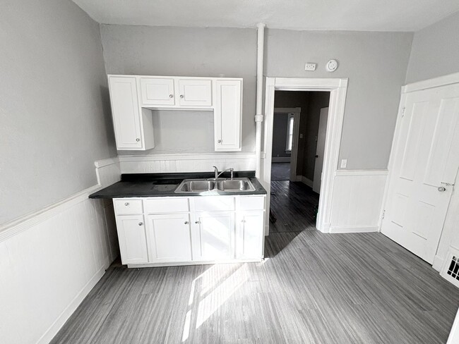 Building Photo - Charming 2 Bedroom Home for Rent & In Grea...