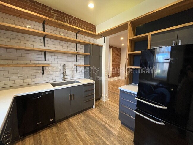 Building Photo - 220 Sherman St