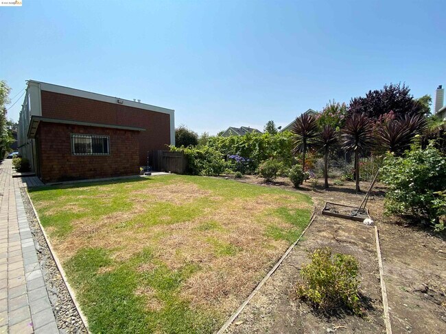 Building Photo - 3801 Maybelle Ave