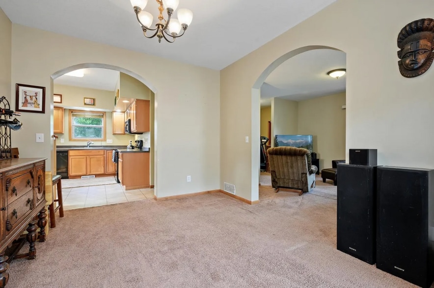 Building Photo - 1600 N Thomas Ave