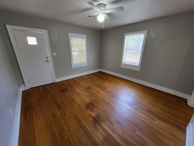 Building Photo - Remodeled 1 bedroom 1 bathroom duplex hous...