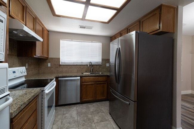 Building Photo - Stunning 3-bedroom, 2-bathroom home with a...