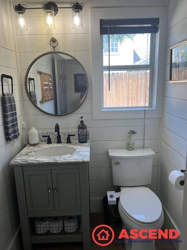 Building Photo - Darling Home in Olive Dr Area!