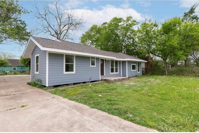 Building Photo - 1920 Spence St