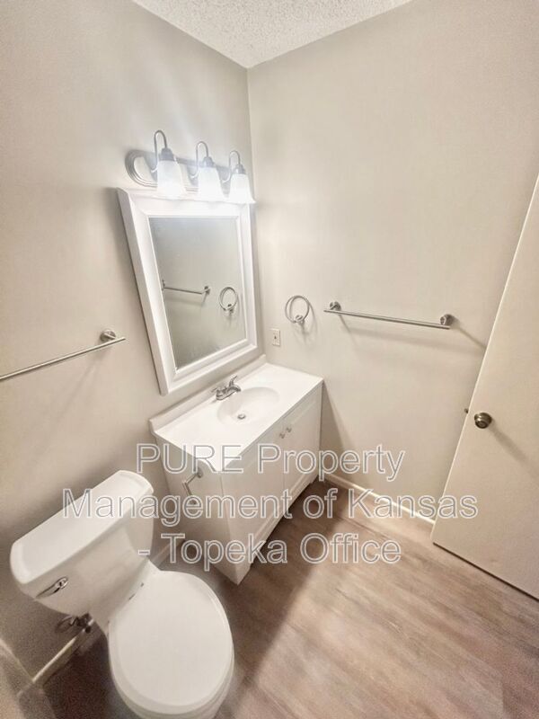 Building Photo - 2746 SE Lakeshore Blvd