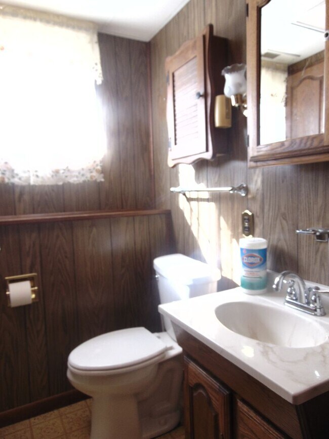 Building Photo - Fayette Family Farm House!