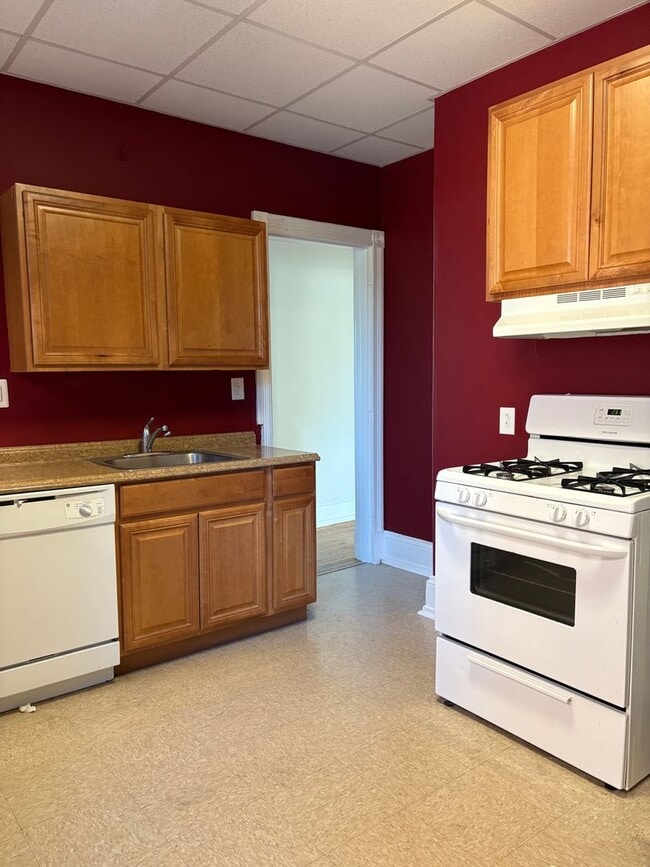 Building Photo - Large 2Nd. Floor 1 bedroom Apt.