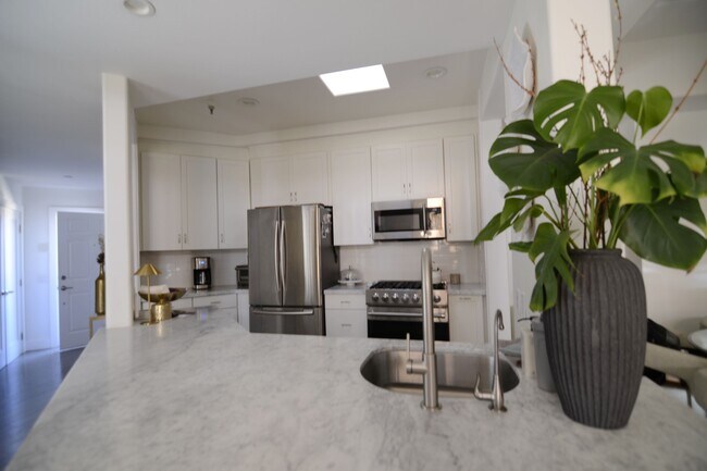 Building Photo - 5703 Laurel Canyon Blvd