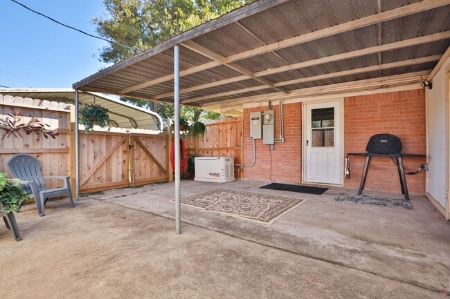 Building Photo - 812 Coolidge St