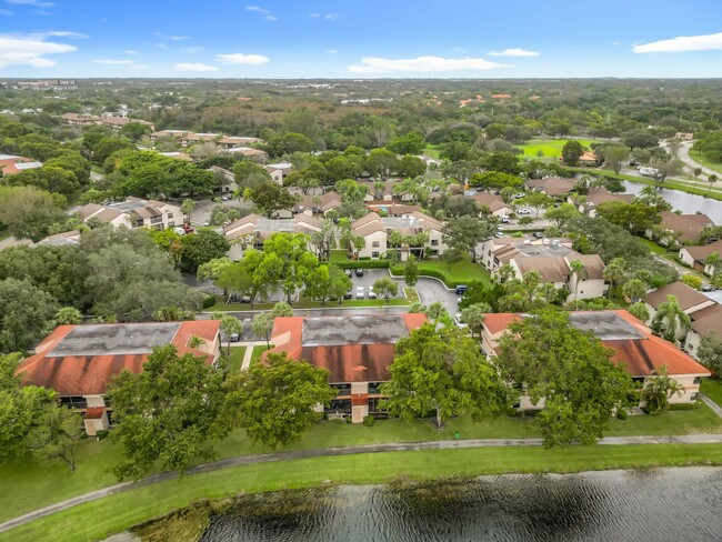 Building Photo - Gorgeous 3 bedroom Corner Unit with Lake view in Coconut Creek