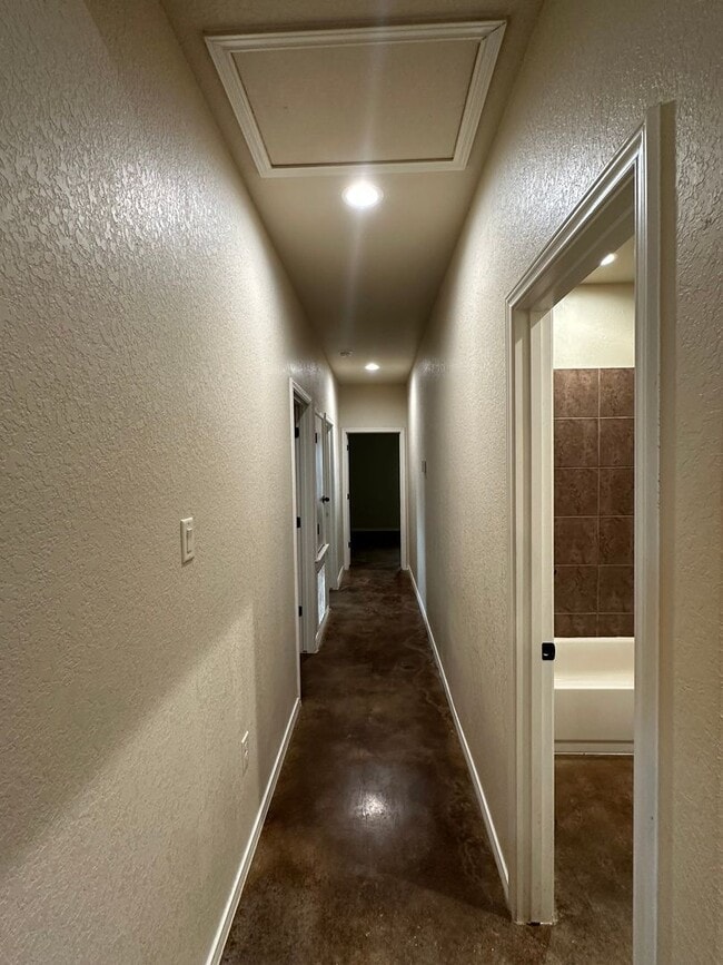 Building Photo - Spacious 3/2 Duplex in New Braunfels