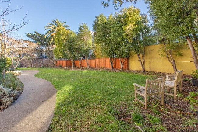 Building Photo - 323 29th St