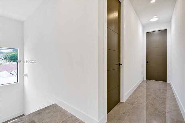 Building Photo - 2887 SW 33rd Ave