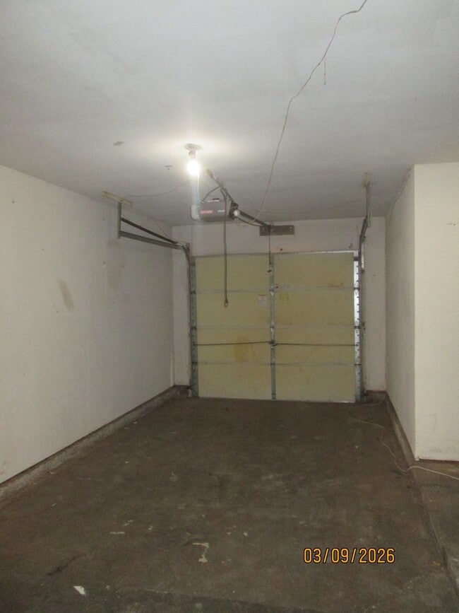 Building Photo - HOUSE - 3 bedrooms, 2 bathrooms, single car garage