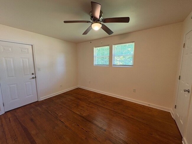 Building Photo - Affordable and Adorable Duplex in Enderly ...