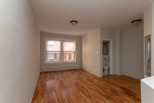 Building Photo - 457 W Melrose St