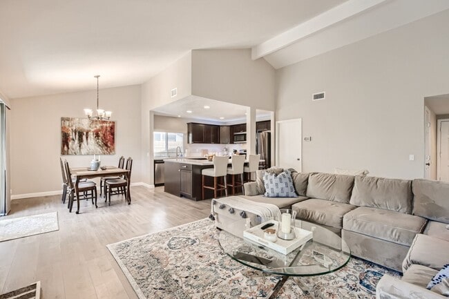 Building Photo - Impressive Oceanside Home For Rent