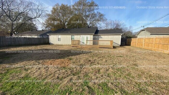 Building Photo - 611 Martin Ln