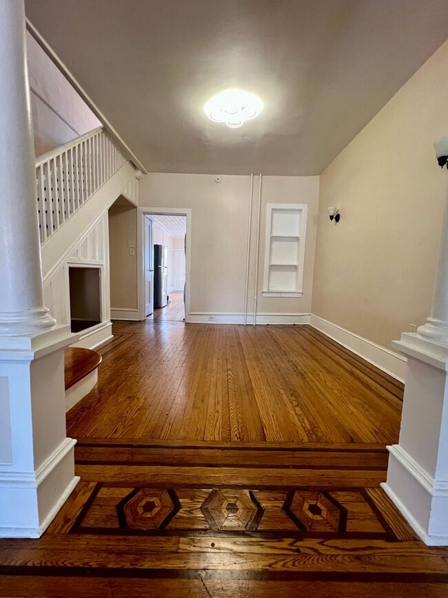 Building Photo - Gorgeous 2-Bedroom Apartment on Main Street! Available NOW!