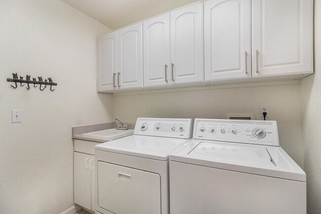 Building Photo - 13833 E Tufts Pl