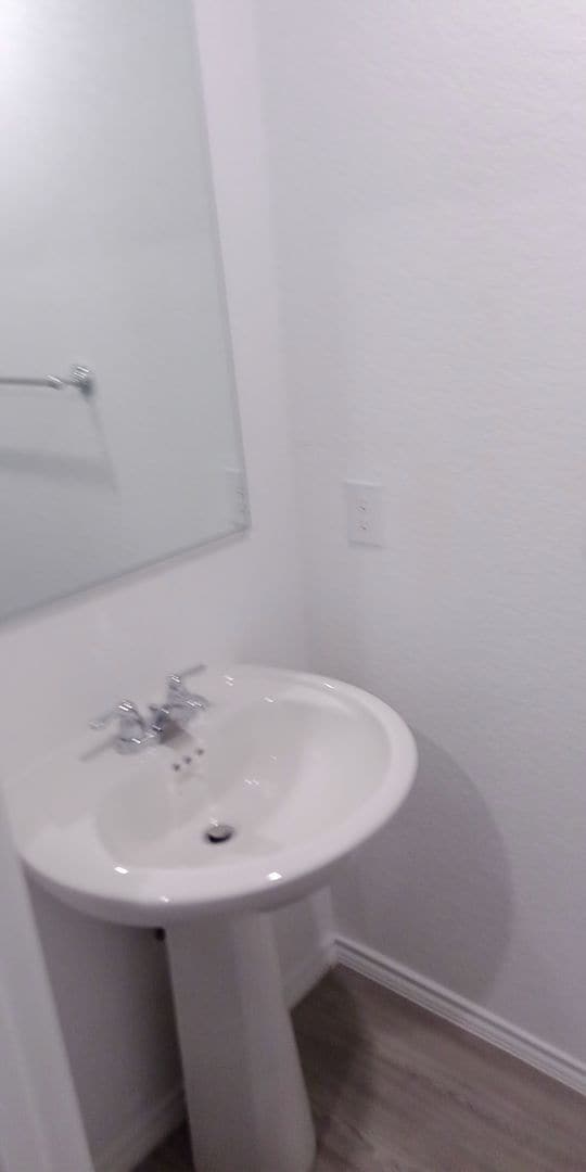 Building Photo - Spacious 4 Bed / 2.5 Bath Home