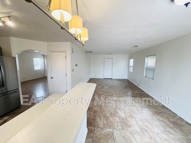Building Photo - 7008 Angela Dr NE