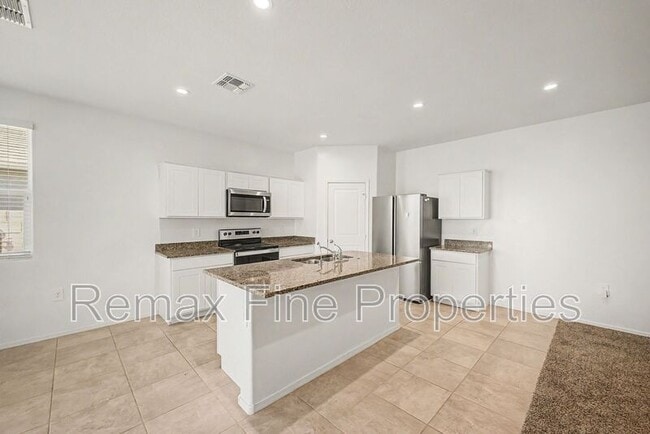 Building Photo - 1566 E Fletcher Dr