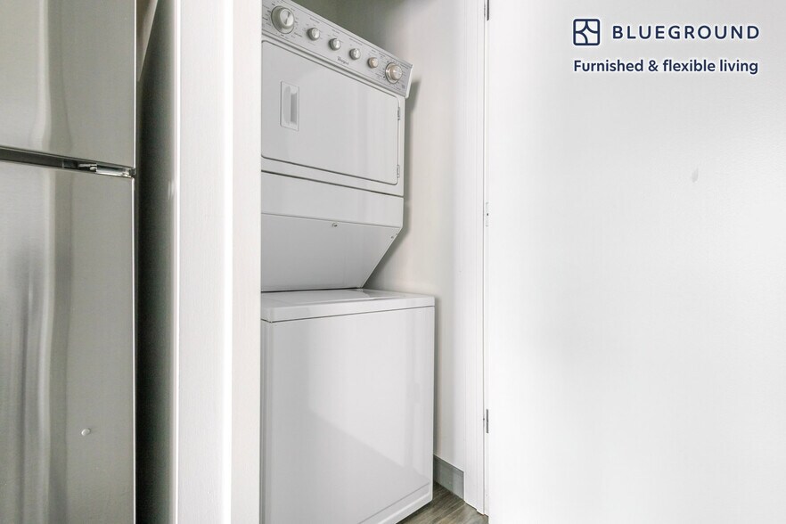 Building Photo - 215 W Lake St