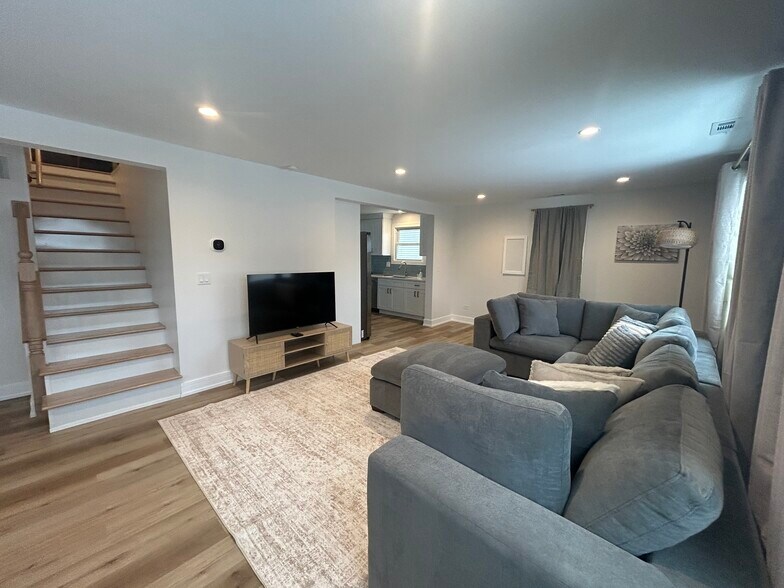 Building Photo - 9705 Oak Park Ave