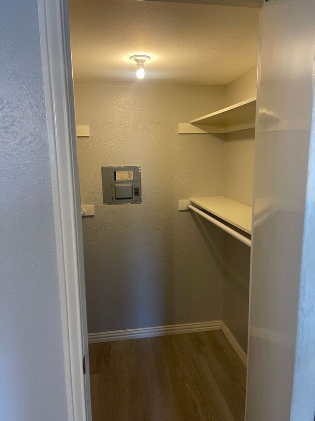 Building Photo - 5826 Sandhurst Ln