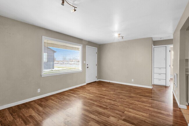 Building Photo - 1131/1133 W Ivy Ave