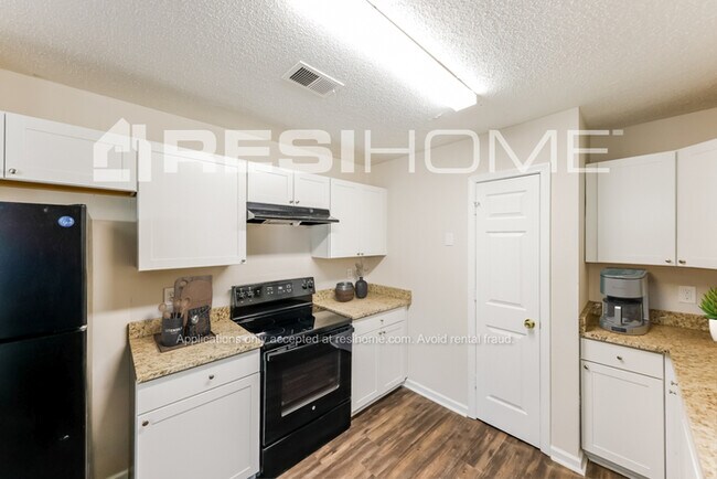Building Photo - 1324 Royalty Dr