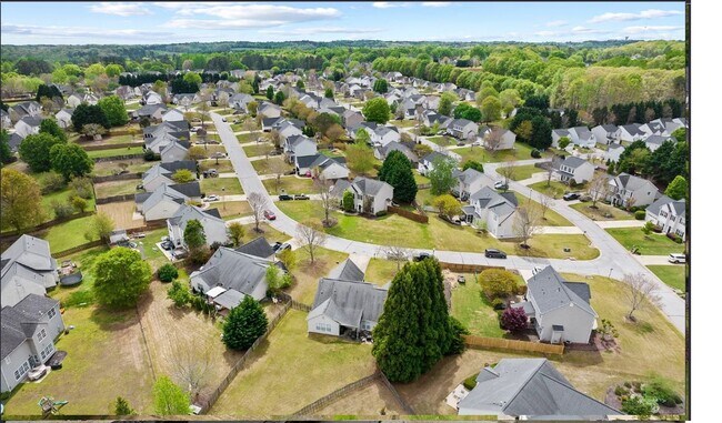 Building Photo - Spacious 3/2 Available Now!