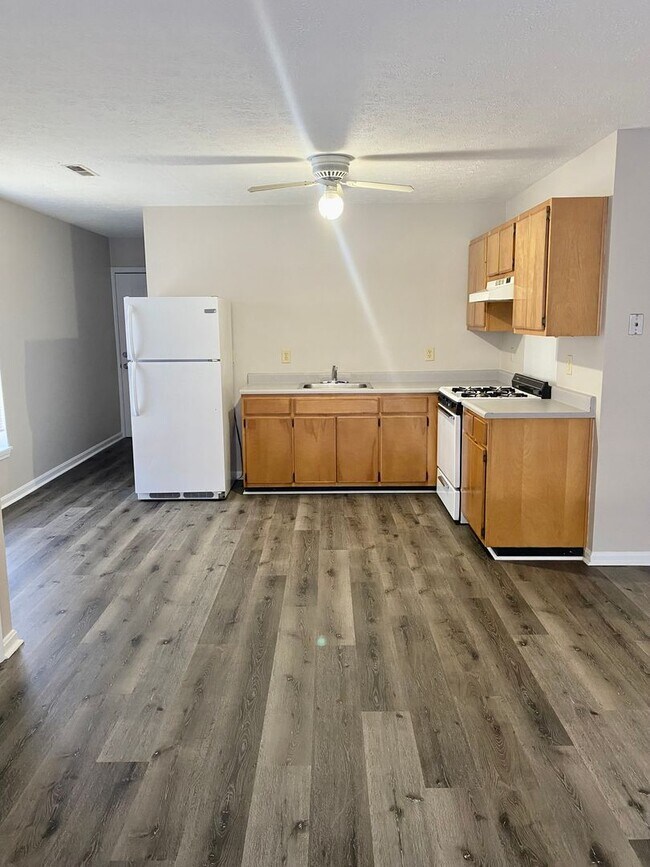 Building Photo - Second floor two bedroom apartment in Port...