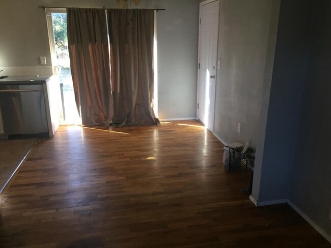 Building Photo - 2308 Maple Ln