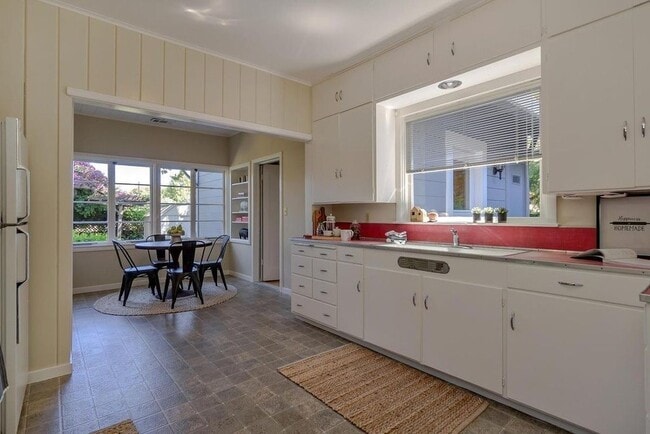 Building Photo - Charming Home next to Co-Op