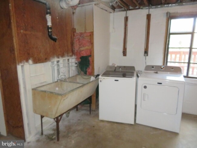 Building Photo - 26 Lakeside Dr