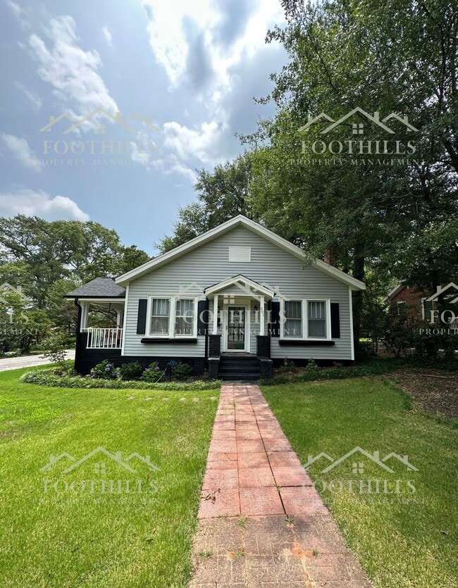Building Photo - Updated 3 Bedroom Home with Yard, Deck, an...