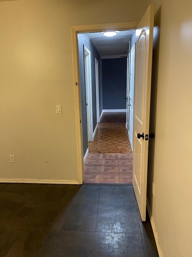 Building Photo - 7204 N Norman Rd