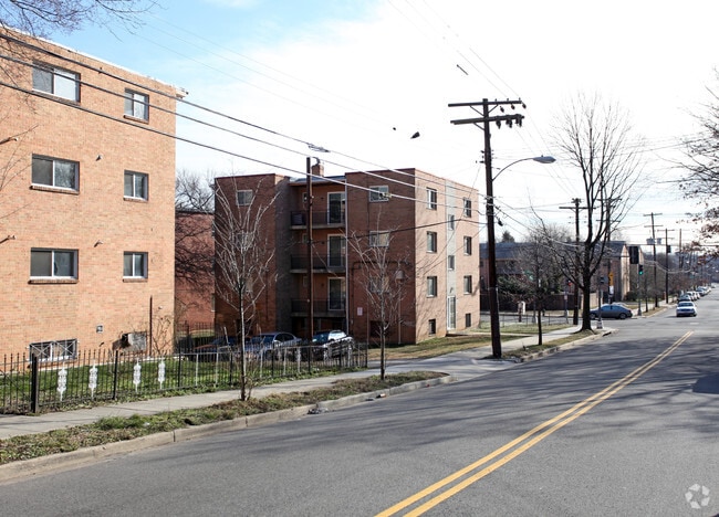 Building Photo - 3930 1st St SE