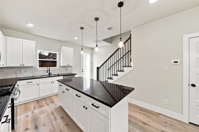 Building Photo - 5610 Kittridge St