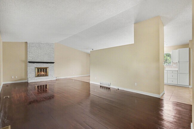 Building Photo - 2720 Northridge Dr