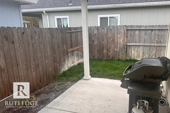 Building Photo - 3 Bedroom House in Medford!