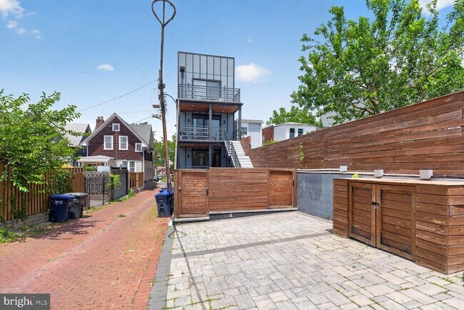 Building Photo - 724 Varnum St NW