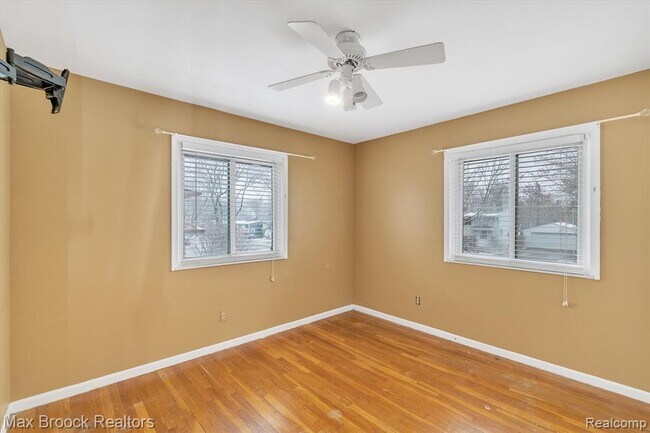 Building Photo - 978 Panorama Dr
