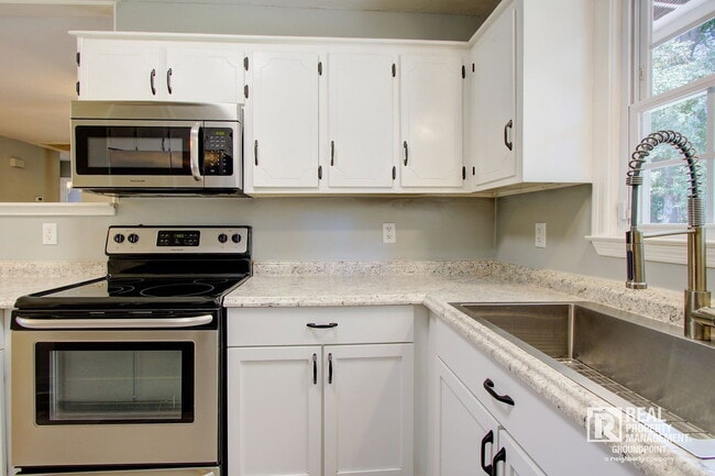 Building Photo - 443 Robin Dr