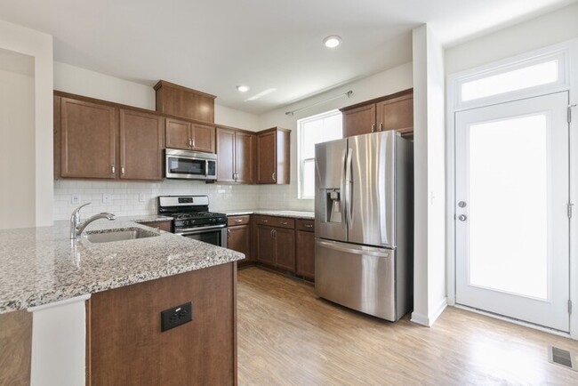 Building Photo - End Unit Townhome | Washer/ Dryer Included...