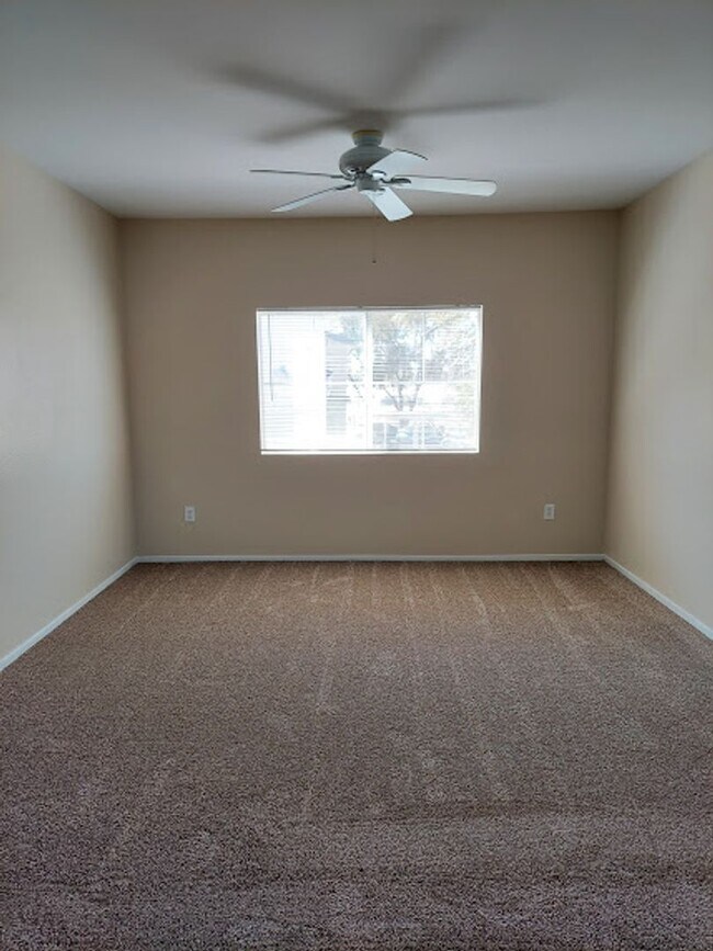 Building Photo - Three bedroom unit on the 2nd floor of gated SE community with pool/spa