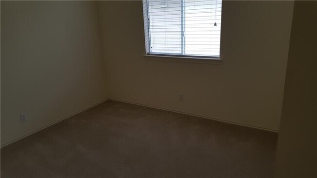 Building Photo - 525 Celery Loop